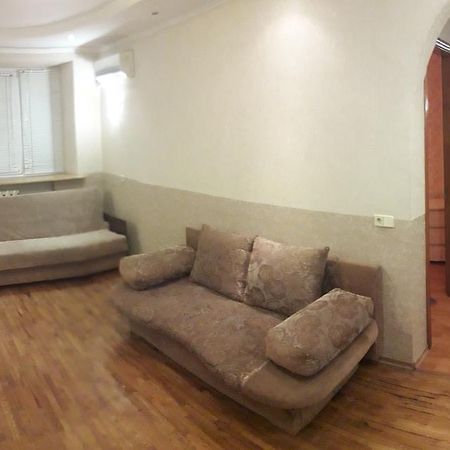 Appartment Near M. 23 Serpnya Charkov Buitenkant foto